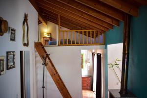 布德恩斯Casinhas da Figueira的房屋内有楼梯的房间