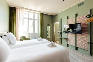 奥尔良La Loge Gogaille - Fernand Rabier - accès autonome的一间酒店客房,设有两张床和电视