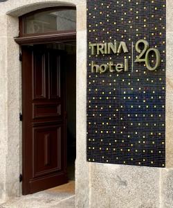 帕拉斯德丽Hotel Trina 20的隔壁酒店的一个标志