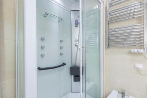 卡斯卡伊斯Gia's Homes Cascais by LovelyStay的带淋浴的浴室和玻璃门