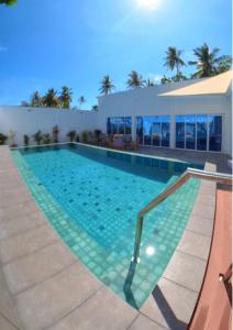 迪古拉阿提里马尔代夫海滩酒店的大楼前的大型游泳池