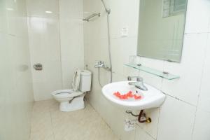 河内HOTTEL PHƯƠNG ĐÔNG的白色的浴室设有水槽和卫生间。