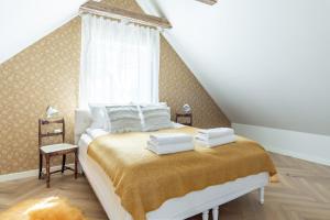 派尔努Alice Backyard-Holiday home and Spa的一间卧室配有一张带白色床单的床和一扇窗户。