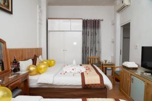 河内HOTTEL PHƯƠNG ĐÔNG的酒店客房,配有一张带气球的床