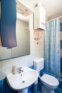 尼亚卢卡Sunny的一间带水槽、卫生间和镜子的浴室