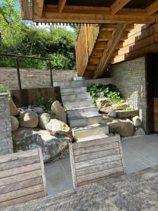 圣若里奥Le Cabanon的花园里有岩石,有一套楼梯