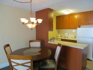 拉斯维加斯拉斯维加斯中心大道赛马度假酒店的一间带桌子的厨房和一间带冰箱的厨房