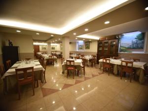 圣乔瓦尼·罗通多Hotel e Appartamenti La Solaria的餐厅内带桌椅的用餐室