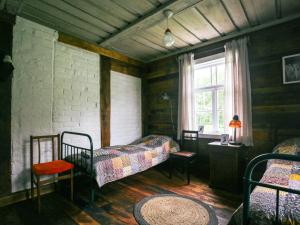 Nightingale的一间卧室设有两张床和窗户。