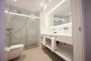 马德里U-Sense Madrid Santa Ana的带淋浴、卫生间和盥洗盆的浴室