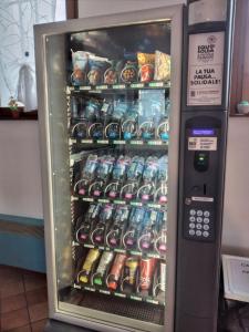 圣维托阿尔塔利亚门托奥斯特罗欧罗巴旅舍的自动售货机出售饮料和苏打水