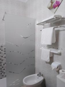 奇皮奥纳洛斯阿科斯旅舍的浴室配有盥洗盆、卫生间和毛巾。