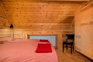 韦姆达伦Stora Björnrike的小木屋内一间卧室,配有一张床