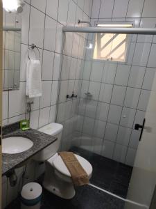 PenápolisBIGS HOTEL的浴室配有卫生间、盥洗盆和淋浴。