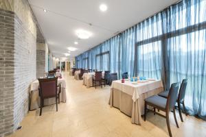 索拉雷斯Castilla Termal Solares的用餐室设有桌椅和窗户。