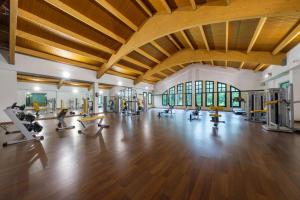 索拉雷斯Castilla Termal Solares的大型客房内的健身房配有跑步机和健身器材