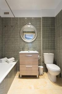 圭马尔港Home2Book Comfy Apt Puertito de Güímar, Pool的浴室配有盥洗池、卫生间和镜子。