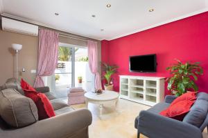 圭马尔港Home2Book Comfy Apt Puertito de Güímar, Pool的红色的客厅配有两张沙发和一台电视机