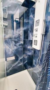 卡塔尼亚DUHOME apartment in the heart of Catania的浴室设有墙壁上涂有云彩的淋浴。