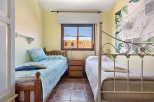 阿尔卡拉Casa Manus的一间卧室设有两张床和窗户。