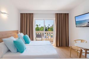 卡拉博纳Aparthotel Ferrer Lime Isabel的酒店客房,设有一张床铺,享有海景