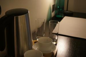 卡瓦延市The Maximilian Hotel的茶几上的咖啡壶和两杯