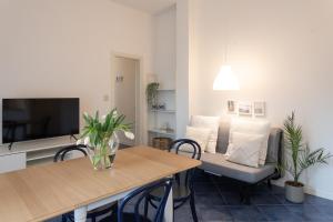 米兰马瑞提那Casa Milano Marittima in centro tre locali con terrazzo的客厅配有桌子和沙发