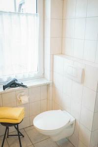 乌尔丁根-米赫尔霍芬Gästehaus Mäder Am Hafen的白色的浴室设有卫生间和窗户。