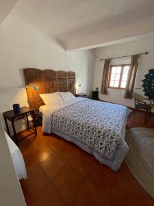 穆斯捷-圣玛丽L'Escalo的一间卧室设有一张大床和一个窗户。