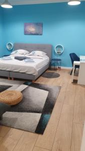 普拉Holiday home Blue door in Pula的一间卧室设有一张床和蓝色的墙壁