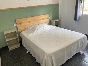 瓦伦西亚玛尔瓦洛萨海滩旅馆的一间卧室配有一张白色的床和绿色的墙壁