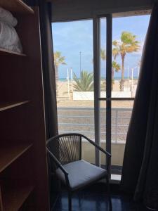 瓦伦西亚玛尔瓦洛萨海滩旅馆的海滩景窗户前的椅子