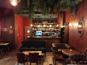 大加那利岛拉斯帕尔马斯HJS Guest House - The majestic Loft的酒吧配有沙发和桌椅