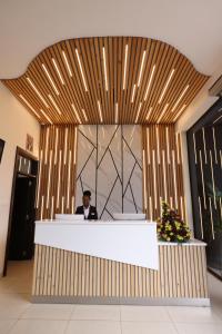 内罗毕PrideInn Westlands Luxury Boutique Hotel的坐在大堂前台的人