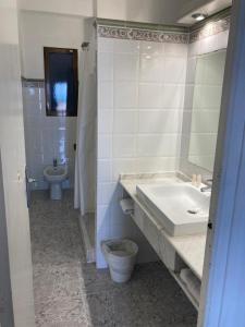 瓦伦西亚玛尔瓦洛萨海滩旅馆的一间带水槽和卫生间的浴室