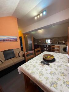 布德瓦Apartment Crocus of Rafailovici的客厅配有桌子和沙发