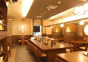 横滨横滨马车道路线客栈酒店的一间带桌椅的餐厅和一间酒吧