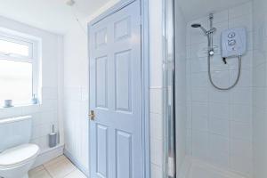 普雷斯顿St Pauls Square Holiday Home - Preston的带淋浴和卫生间的白色浴室