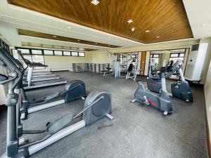 达沃市Verdon Parc Condo 1 Bedroom的健身房设有数台跑步机和有氧运动器材