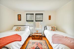 伊丽莎白城Elizabeth City Vacation Rental Gazebo with Hot Tub!的两张床铺位于一个房间,中间有桌子