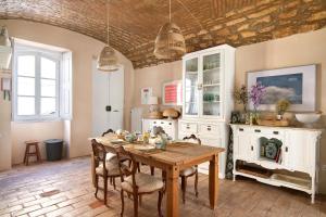 埃斯托伊Casa da Peixa的一间带木桌和椅子的用餐室