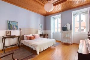 埃斯托伊Casa da Peixa的一间卧室设有一张床和木制天花板