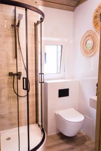 切比尼亚La Playa Resort & Camp Trzebinia的带淋浴和卫生间的白色浴室