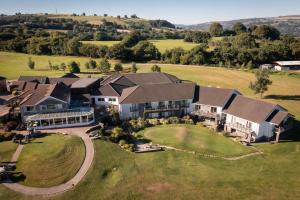 布莱克伍德布莱恩牧场高尔夫球、酒店&SPA的地面上大房子的空中景观