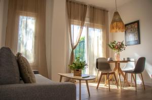 尼格兰Costaserenasuites的客厅配有沙发和桌子