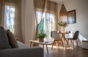 尼格兰Costaserenasuites的客厅配有桌子和沙发