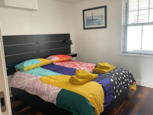 梅瓦吉西HipNautic, Mevagissey, Sleeps 6的一间卧室配有两张带彩色床单的床