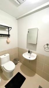 达沃市Verdon Parc Condo 1 Bedroom的一间带卫生间和水槽的浴室