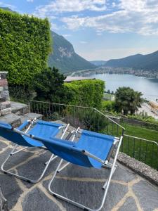 罗维尔Nuova dependance的俯瞰湖泊的庭院内的蓝色吊床