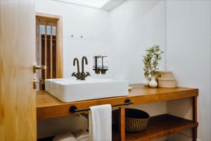 ProvesendeCasa do Santo - Wine & Tourism的木制柜台上带白色水槽的浴室